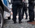 Bild: Daniel Vogl/dpa
Einsatzkräfte der Polizei sperren die Straße zu einem Kinder- und Jugendhilfezentrum ab. In der Einrichtung war eine Zehnjährige tot gefunden worden.