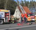 Bild: bkr
Mit der Drehleiter der Feuerwehr Kemnath wurde die Dachhaut des Wohngebäudes auf mögliche Brandstellen kontrolliert.