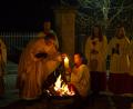 Bild: njn
Am Osterfeuer entzündete Pfarrer Martin Besold bei der traditionellen Osternachtsfeier die Osterkerze.