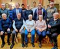 Bild: R. Kreuzer
Die Vorstandschaft des Sportanglerbundes ist gewählt. Auch Ehrungen standen auf der Tagesordnung. Links vorne: Walter Kellner erhielt für 50 Jahre Mitgliedschaft die Urkunde. Neben ihm sitzt der 1. Vorsitzende Reiner Wolfrath.