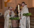 Bild: hcz
Pfarrer Schubach (links) und Vikar Bogensperger mit der Osterkerze: