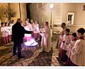 Bild: lg
Vor der Kirche in Oberviechtach wird das Osterfeuer gesegnet.