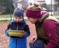 Bild: bkr
Ganz stolz brachte Michael seine gefundenen Ostereier seiner Mutter.
