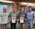 Bild: oe
Der Fischereiverein Amberg 1893 hat zwei neue Ehrenmitglieder: Günter Graßler (Zweiter von links) und Hans Fürnkäs (Zweiter von rechts). Ihnen gratulieren Zweiter Vorsitzender Christian Weiß (links) und Erster Vorsitzender Tim Jüntgen.