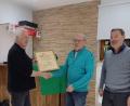 Bild: SC Weiding/exb
Bei der Ehrung (von links): Vorstand Josef Hellerbrand, Ehrenmitglied Rudolf Betz und zweiter Vorstand Engelbert Horn.