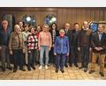 Bild: Monika Renda/exb
Bürgermeister Konrad Kiener zeigt das Foto mit der neu gewählten Vorstandschaft des Kulturforums.