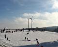 Archivbild: upl
Der Rotbühl ist bei Langläufern und Rodlern beliebt. Die Erhebung wäre auch als Vorrangfläche für Windkraft geeignet. Im Hintergrund zu sehen ist eines der Windräder bei Witzlricht.