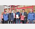 Bild: rgr
Frank Neubauer, Edgar Knobloch und die Kollegen der Stadtwerke gratulierten Günter Rauh zu seinem 40-jährigen Dienstjubiläum.