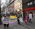 Bild: hcz
Rund 80 Demonstranten ziehen beim Weidener Ostermarsch durch die Max-Reger-Straße auf den Oberen und Unteren Markt.