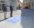 Bild: Thomas Graml, Stadt Amberg/exb
Patrick Wittmann (rechts) vom Straßenverkehrsamt und Ulrich Schaller (links) von der Stabsstelle Mobilität und Verkehr zeigen, wo der verkehrsberuhigte Bereich verläuft.