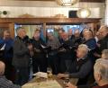 Bild: Markus Schuller/exb
Dass sie immer noch Spaß am gemeinsamen Singen haben, zeigten die Mitglieder des Männergesangvereins Bärnau unter der Leitung von Kurt Weiß (Zweiter von links) zu Beginn der Jahresversammlung der Sängergruppe Wiesau im Gasthof "zu Kalt'n" in Bärnau.