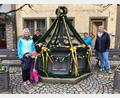 Bild: kap
Michaela Kropf, Markus Weidner, Christine Sauer und Susi Bauernfeind (von links) dekorierten gemeinsam den Brunnen.