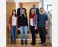 Bild: exb
Ein "herzliches Willkommen" am Gymnasium entbieten Martin Meier und Peter Schobert (hinten, von links) von der Schulleitung den Studienreferendaren Michaela Schuller (vorne, von links), Carolin Frank, Carolin Schwarzhuber und Sebastian P.