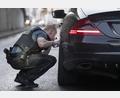 Symbolbild: Boris Roessler/dpa
Autoposer werden von der Polizei kontrolliert.