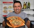 Bild: Petra Hartl
Hasan Kabayel verkauft die günstigste Pizza Funghi in Sulzbach-Rosenberg. Der Chef vom Lo-Kanta-Imbiss am Obi-Parkplatz sagt, dass er vom Döner-Verkauf allein nicht mehr leben kann.