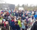 Bild: Stadt Tirschenreuth/exb
Vinzenz Rahn (rechts) mit den beiden Osterhäsinnen Katharina und Anna bei der Eröffnung der Veranstaltung.