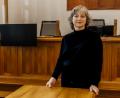 Bild: Hösamer
Andrea Stöckl steht im großen Sitzungssaal des Amtsgerichts Schwandorf. In der laufenden Amtsperiode ist die 58-Jährige Hilfsschöffin am Jugendschöffengericht, und hat sich bereits für die kommende Periode von 2024 bis 2029 beworben.