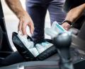 Bild: Christin Klose/dpa
Ein vollständiger Verbandskasten im Auto kann im Notfall Leben retten.