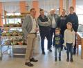 Bild: J. Kiener/exb
Die Jugendgruppe und Mitglieder des Geflügelzüchtervereins Pfreimd verteilten an die Bewohner des St. Johannisstifts geschmückte Osternester.