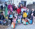 Bild: whü
Erneut sorgten Heidi Lauterbach vom Sozialamt (hinten rechts) und Dolores Longares-Bäumler von der Caritas (vorne, Zweite von links) mit ihren Ostergeschenken für strahlende Kinderaugen.