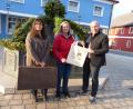 Bild: hme
Bürgermeister Gerhard List übergibt die neuen Büchertaschen stellvertretend an Uschi Fischer (links) und Alexandra Kurz.