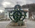 Bild: gis
Der Osterbrunnen vor dem Rathaus in Fichtelberg.