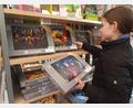 Bild: kki
Puzzlefan Sarah durchstöbert das neue Regal in der Pirker Bücherei.
