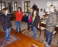 Bild: sre
Die Amberg-Sulzbacher Bürgermeisterinnen bei der Führung durch das Schloss Kirchenreinbach, hier im ehemaligen Grundschul-Klassenzimmer, in dem Lydia Zahner (2. von rechts) selbst noch unterrichtet wurde.