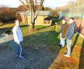 Bild: whü
Die Tennisfreunde haben ein eigenes Vereinsheim auf ihrem Tennisgelände um Umgriff der heutigen Hütte fest im Blick. Doch Vorsitzender Norbert Schecklmann, Bürgermeister Alexander Goller und Sportwart Johannes Ruder (von links) sind sich einig, dass es erst einmal grundsätzlich die Machbarkeit, Finanzierbarkeit und den wirtschaftlichen Betrieb abzuklären gilt.