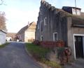 Bild: ak
Bei historischen Gebäuden in Kaibitz wie der alten Kunstmühle (Vordergrund) und der Schlossschänke (altes Brauhaus, im Hintergrund) sollen Schau- und Erläuterungstafeln auf deren frühere Nutzung und historische Bedeutung hinweisen.