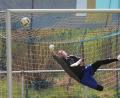 Bild: kro
Der Kondrauer Torwart Jachym Dutz streckt sich vergeblich, der Ball schlägt zum 3:0 für den VfB Arzberg ein. Die Sportfreunde unterlagen dem Spitzenreiter mit 1:3.