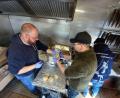 Bild: Fischereiverein Stiftland/exb
Benjamin Standfest und Daniel Härtl bei der Zubereitung der Forellen-Döner.