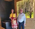 Bild: Kurmittelhaus Sibyllenbad/exb
Die stellvertretende Wellnessleiterin Petra Fröhlich (links) freut sich gemeinsam mit Sibyllenbadchef Gerhard Geiger über die Betriebsbereitschaft der neuen Birkensauna im Außenbereich des Bad Neualbenreuther Kurmittelhauses.