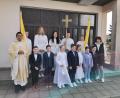 Bild: hzi
Nach dem Gottesdienst präsentieren sich die Kinder mit den Ministranten mit Pater Samuel Patton (links ) und Marion Eschenweck (rechts )vor dem Pfarrheim.