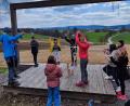 Bild: gi
Bei der Emmaus-Wanderung wurden auch Spiele gemacht wie etwa Fröbelturm bauen.