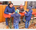 Bild: exb
Erst den Laufzettel abholen, dann auf Ostereiersuche gehen. Die Kinder waren voller Eifer bei der Sache.