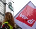 Bild: Bernd Weißbrod/dpa/Archivbild
Beschäftigte protestieren mit einer Fahne der Gewerkschaft Verdi vor einem Galeria Karstadt Kaufhof.