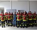 Bild: gi
Die Freude der Burgtreswitzer Feuerwehrleute über die neue Schutzbekleidung ist groß. Kommandant Matthias Meiller (Neunter von links) und Vorsitzender Christopher Hanauer (links) danken Bürgermeister Armin Bulenda (Siebter von links) für die dringend notwendige Investition.