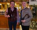 Bild: usc
Ein Schirmherr braucht auch einen Schirm. Diesen überreichte Bräu Martin Sterk (links) an Landtagsabgeordneten Harald Schwartz, der das Patronat über das viertägige Brauereijubiläum übernommen hat.