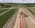 Archivbild: Roland Weihrauch/dpa
Mit dem Trassenbau – hier ein Archivbild einer Erdkabel-Baustelle in Norddeutschland – steht der wirklich problematische Teil des Süd-Ost-Links noch bevor.