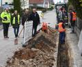Bild: gf
Über den Baufortschritt beim Glasfaserausbau in Traßlberg informieren sich Bürgermeister Hermann Böhm (rechts) und Verwaltungsleiter Hartmut Gawlik (Zweiter von (rechts). Mit dabei Jannik Görke, Bau- und Projektleiter der Deutschen Giga Access GmbH (links) und Anna-Lena Krysa (Zweite von links), Leiterin der Bauüberwachung der Breitbandberatung Bayern.