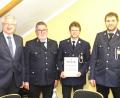 Bild: njn
In der Generalversammlung wurde Zweiter Kommandant Wolfgang Schmidt (Zweiter von rechts) für 20-jährige Mitgliedschaft ausgezeichnet. Mit auf dem Bild (von links) Bürgermeister Johannes Reger, Vorsitzender Thomas Schlosser und Kommandant Bernhard Schmidt.