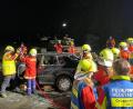 Bild: Corinna Hagn/exb
Jugendliche der Feuerwehren Störnstein und Neustadt/WN proben den Ernstfall bei einem fingierten Verkehrsunfall mit eingeklemmter Person.