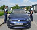 Symbolbild: Bundespolizei
Ein Team der Bundespolizei kontrolliert ein Auto