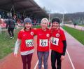 Bild: TB Jahn Wiesau
Dreifach-Triumph für den TB Jahn Wiesau in der Klasse W12 über die 2000 Meter. Oberpfalzmeisterin wurde Evi Bauer (rechts), vor Anna Haberkorn (links) und der Drittplatzierten Valentina Bauer (Mitte).