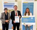 Bild: Alexander Wagner/Regierung von Oberfranken/exb
Regierungspräsidentin Heidrun Piwernetz übergab die Urkunde an Bürgermeister Christian Porsch und seine Mitarbeiterin Romy Christl (von links).