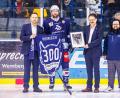 Bild: Werner Moller
Martin Heinisch wurde für 300 Spiele im Trikot der Blue Devils geehrt (von links): Sportlicher Leiter Jürgen Rumrich, Martin Heinisch, Geschäftsführer Franz Vodermeier und Pressesprecher Christian Kaminsky.