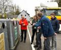Bild: Petra Hartl
Zur Eröffnung des neuen Container-Standorts in der Sulzbacher Straße wurden natürlich leere Flaschen entsorgt. Von links: Bürgermeister Martin Preuß, Susanne Uschold (Abfallberatung), Sachgebietsleiter Matthias Seuffert, Werner Raschke (Abfallberatung) und Bastian Langner (Tiefbauamt).