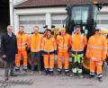 Bild: Stadt Tirschenreuth/exb
Elisabeth Lauterbach (Mitte), Gerhard Schreiber und Jiri Podhorsky (von rechts) verstärken seit April das Bauhof-Team. Bürgermeister Franz Stahl, stellvertretender Bauhofleiter Stefan Raupach, Bauhofleiter Michael Dörfler (von links) sowie Personalratsvorsitzender Karl Bayreuther (Dritter von rechts) hießen die neuen Mitarbeiter willkommen.