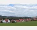 Bild: jp
Das neue Baugebiet am Schneiderberg soll sich an die bisherige Bebauung anschließen und die Grundstücke links und rechts der Gemeindeverbindungsstraße nach St. Lampert umfassen.
